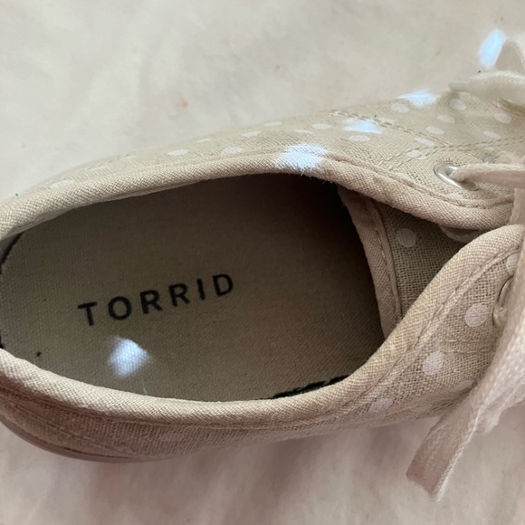 Torrid cream with white polka dots lace up sneakers in great condition. Size 8WW - Picture 4 of 5